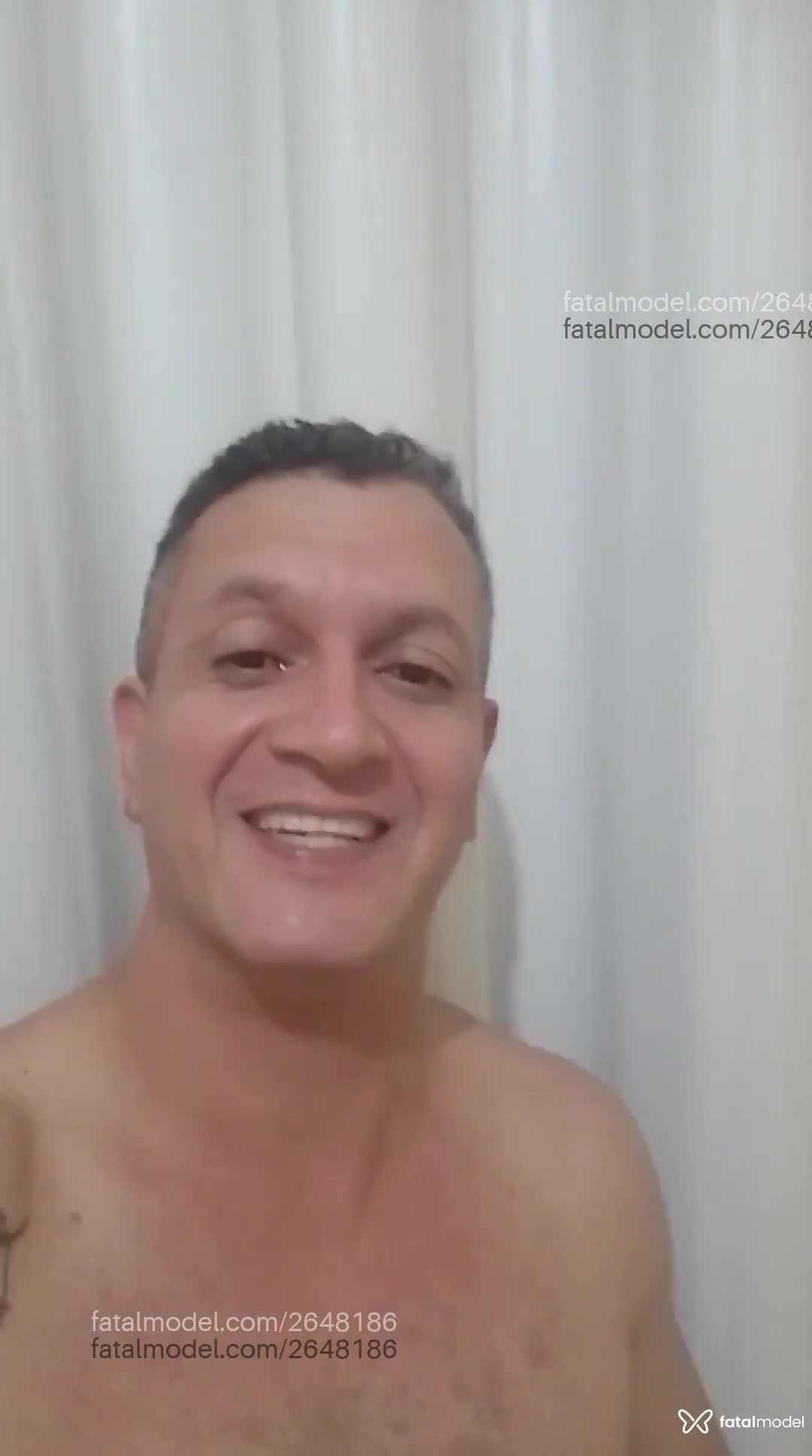 Acompanhante homem com cabelo grisalho de olhos pretos em Virtual - Rogerio Reis