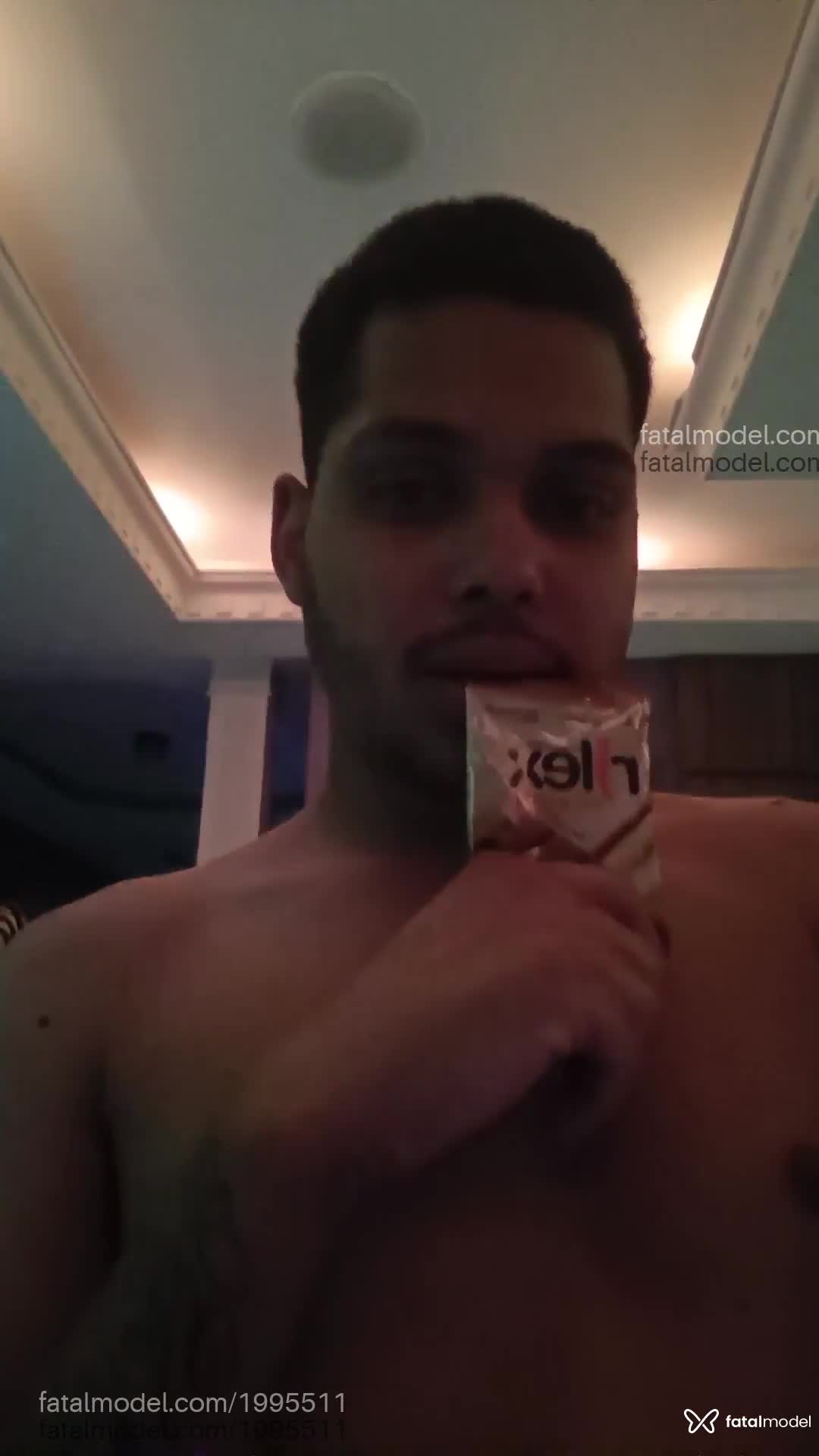 Acompanhante homem com cabelo grisalho de olhos castanhos em Tucumã Acompanhante homem com cabelo grisalho de olhos castanhos em Tucumã - Henrique