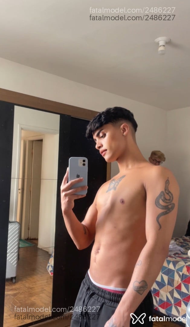 Acompanhante homem com cabelo castanho de olhos castanhos - Apollo Araújo