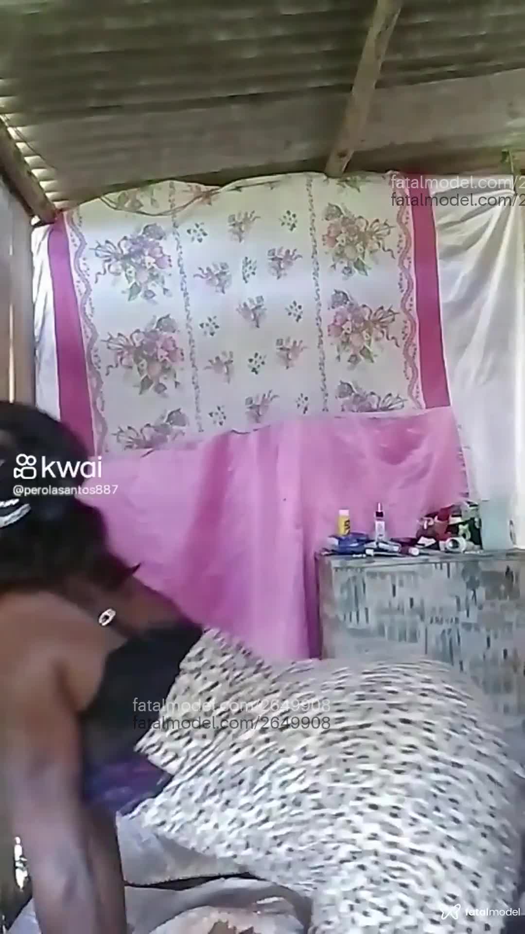 Acompanhante mulher com cabelo castanho de olhos pretos em Virtual Acompanhante mulher com cabelo castanho de olhos pretos em Virtual - Perola