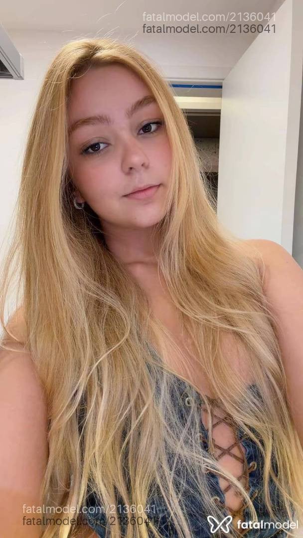 Acompanhante mulher loira (o) de olhos castanhos - Nicole