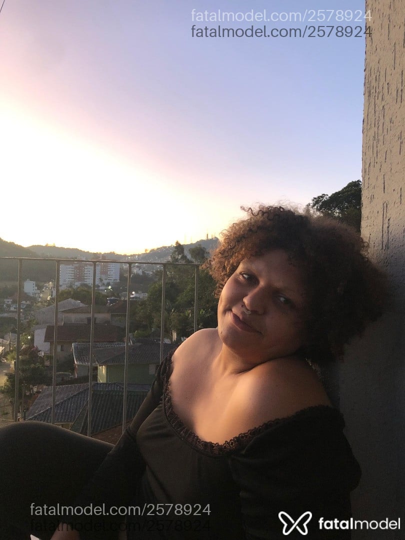Acompanhante mulher trans com cabelo castanho de olhos castanhos em Florianópolis - Gabys Nunes