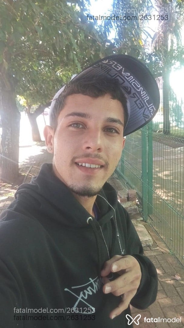 Acompanhante homem com cabelo castanho de olhos verdes em Cascavel - Gustavo