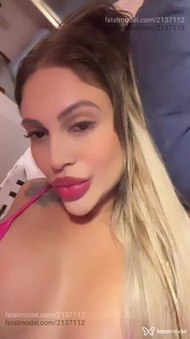 Acompanhante mulher loira (o) de olhos mel em Virtual - Aurora Figueiredo