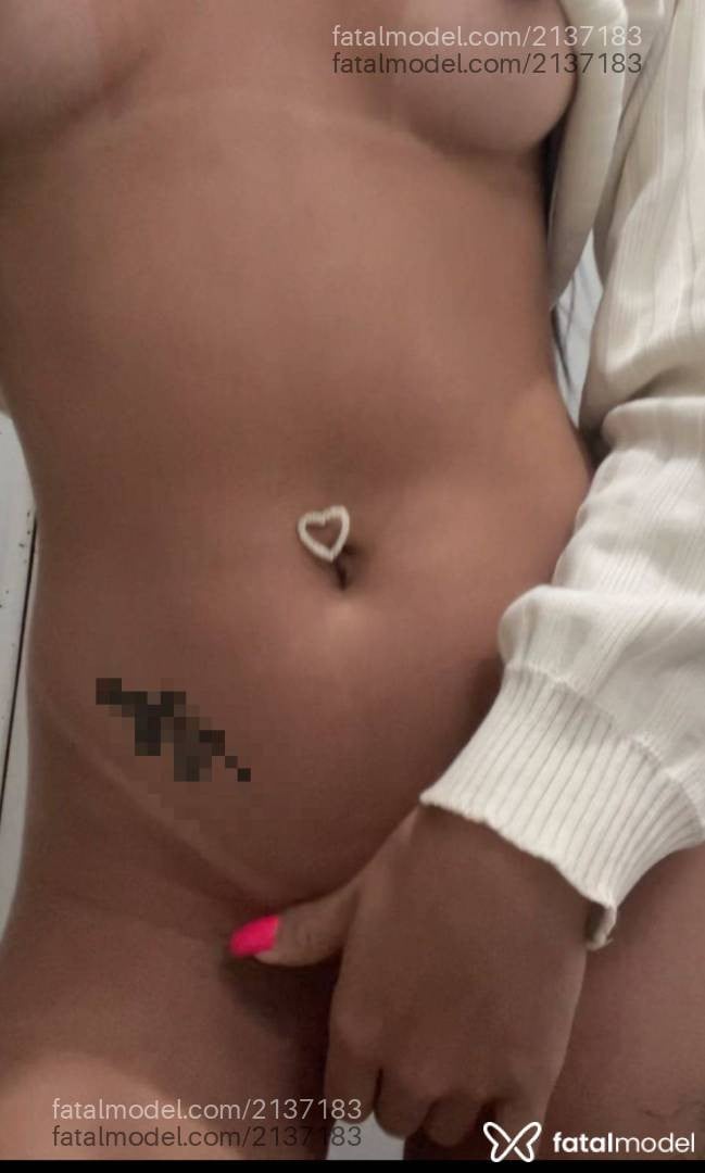 Acompanhante mulher morena (o) de olhos pretos - Charlotte Lux