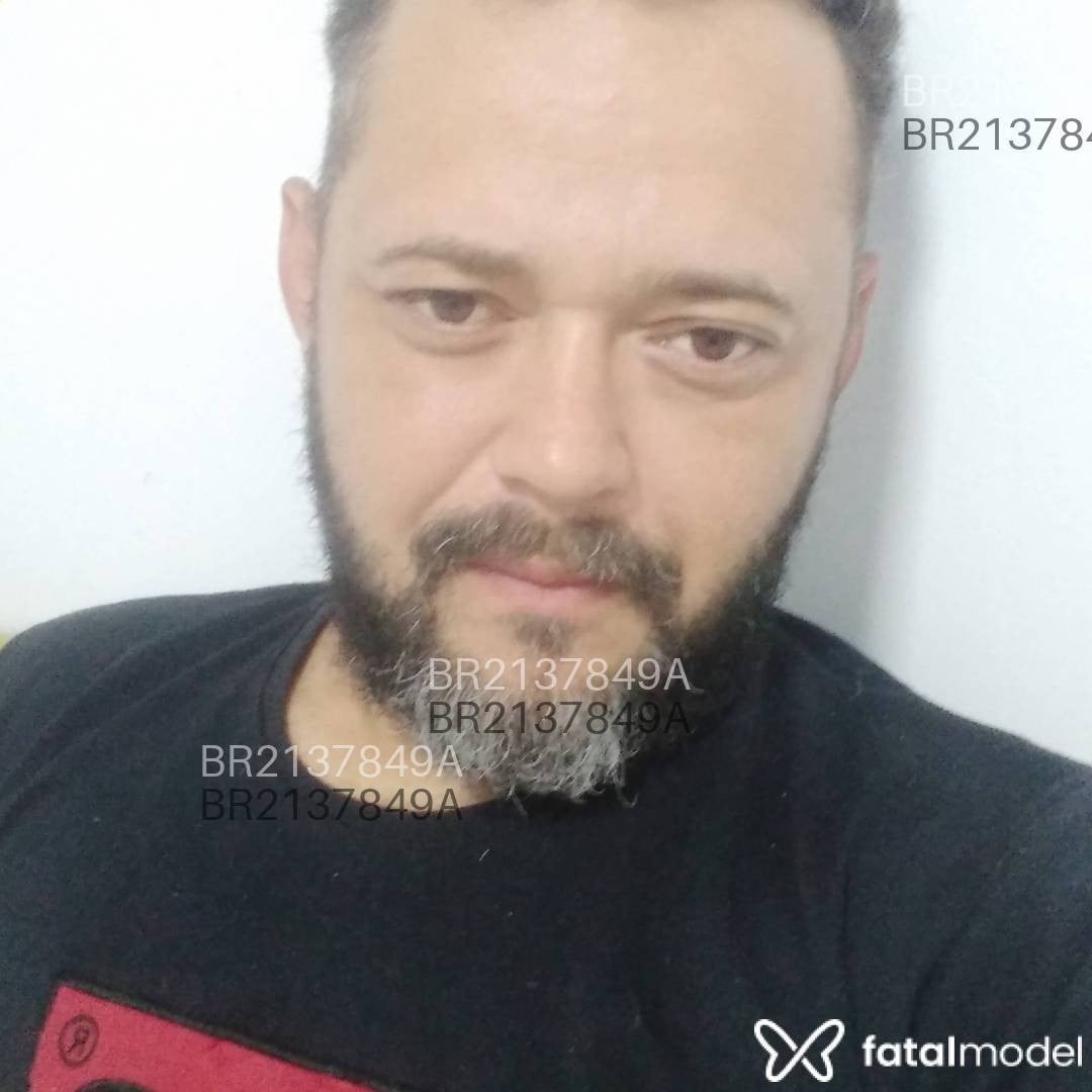 Acompanhante homem com cabelo castanho de olhos castanhos em Paranaguá Acompanhante homem com cabelo castanho de olhos castanhos em Paranaguá - Goianinho