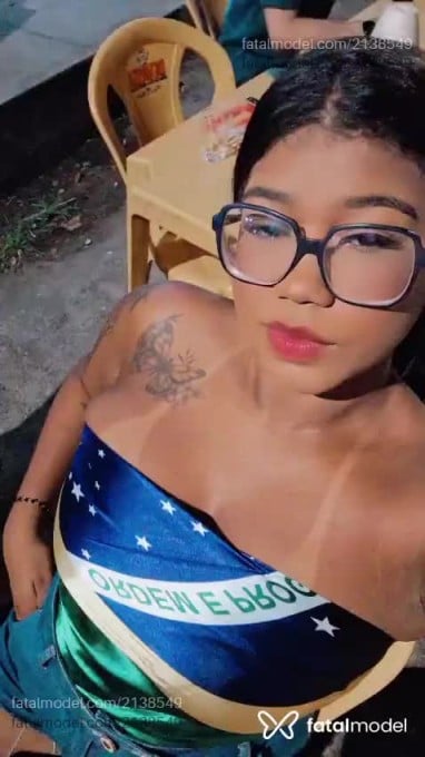 Acompanhante mulher morena (o) de olhos pretos - Nicole Acompanhante mulher morena (o) de olhos pretos - Nicole