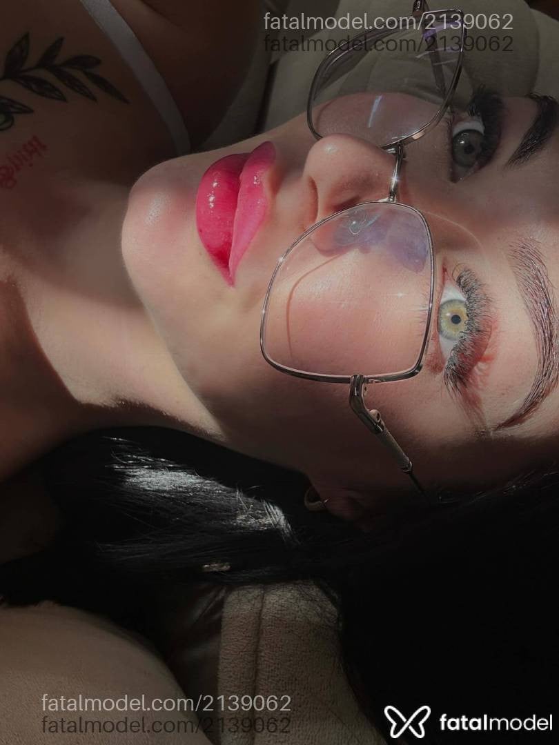 Acompanhante mulher com cabelo castanho de olhos verdes - Niccolly Andrade