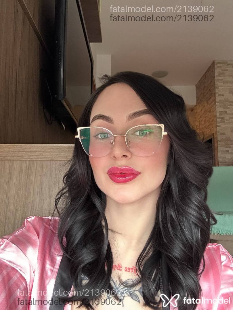 Acompanhante mulher com cabelo castanho de olhos verdes - Niccolly Andrade
