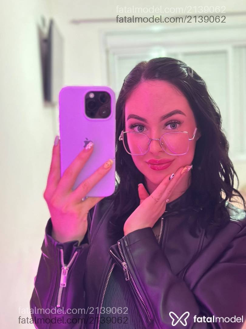 Acompanhante mulher com cabelo castanho de olhos verdes em Virtual - Niccolly Andrade