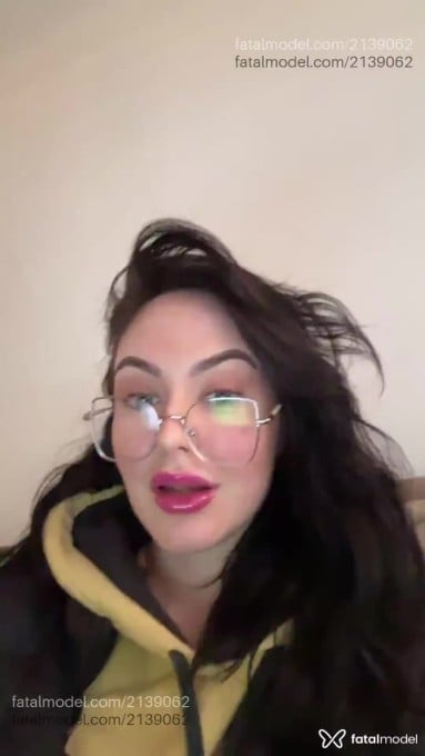 Acompanhante mulher com cabelo castanho de olhos verdes em Virtual - Niccolly Andrade