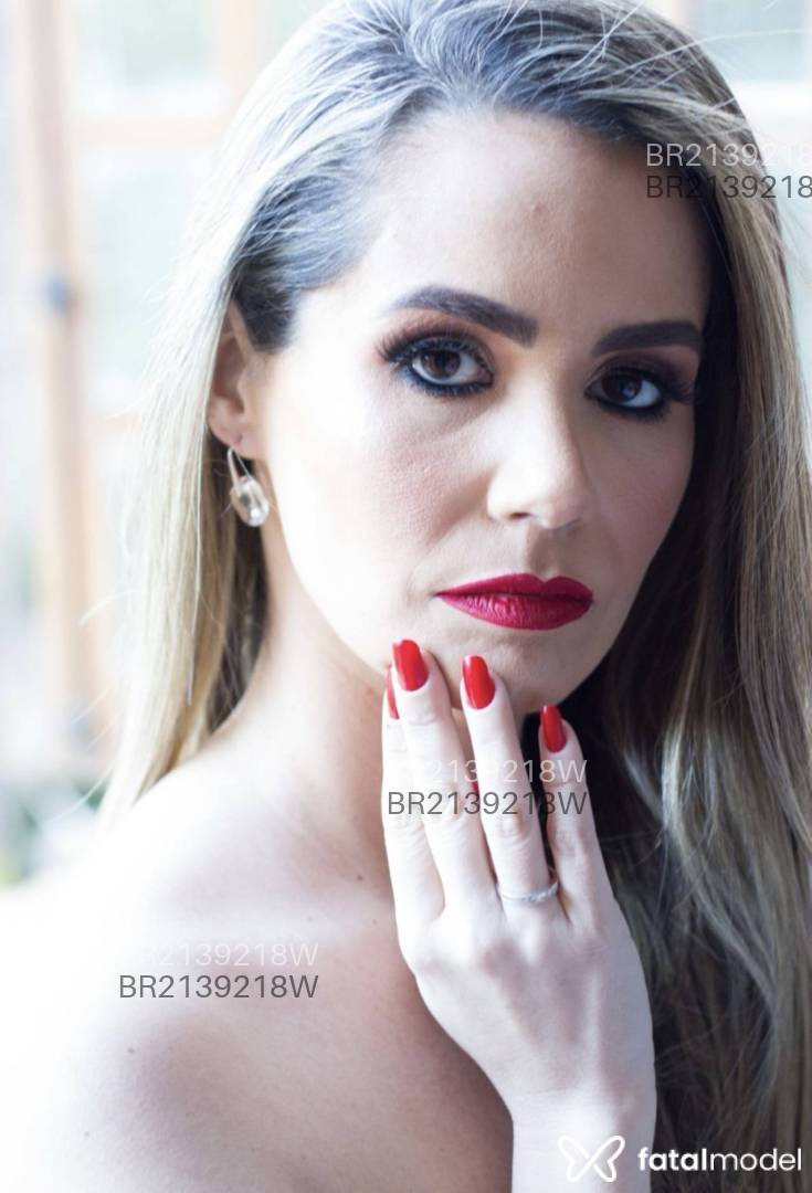 Acompanhante mulher morena (o) de olhos castanhos em Virtual - Anastácia