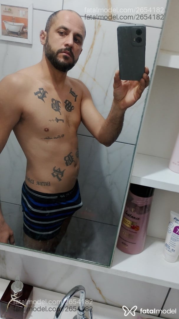 Acompanhante homem morena (o) de olhos castanhos - Bê Tattoo