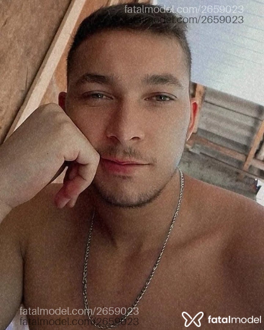 Acompanhante homem com cabelo castanho de olhos verdes em Balneário Camboriú - Renan