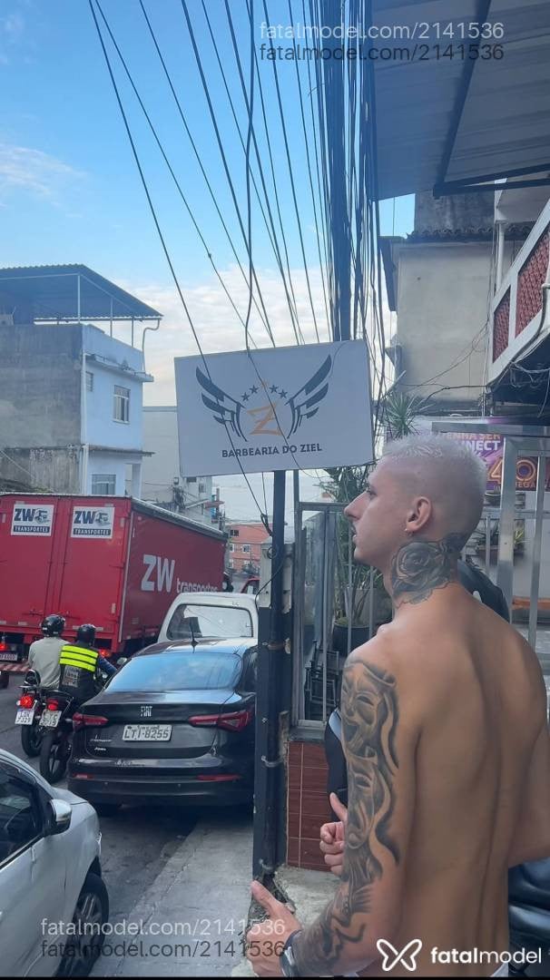Acompanhante homem com cabelo castanho de olhos castanhos - Novinhodot