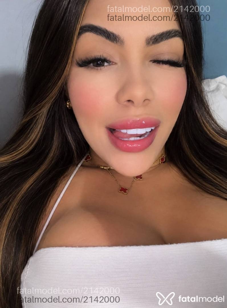 Acompanhante mulher com cabelo castanho de olhos castanhos - Luna Victoria