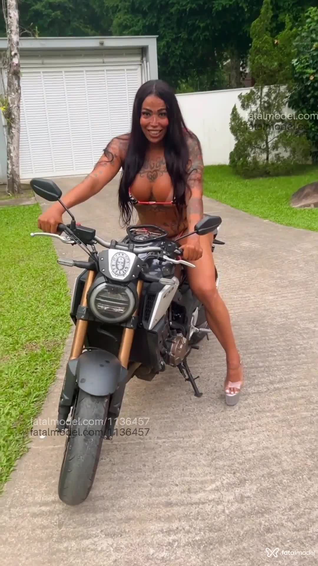 Acompanhante mulher trans com cabelo colorido de olhos castanhos em Rio de Janeiro - Nicolly Riscado