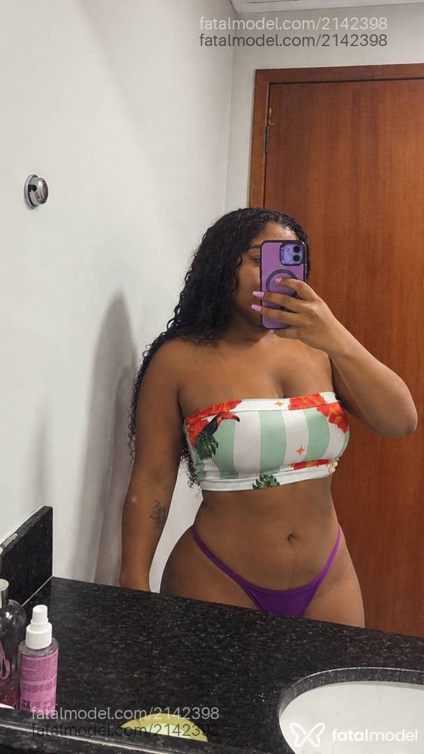 Acompanhante mulher morena (o) de olhos pretos - Keith Chillyes