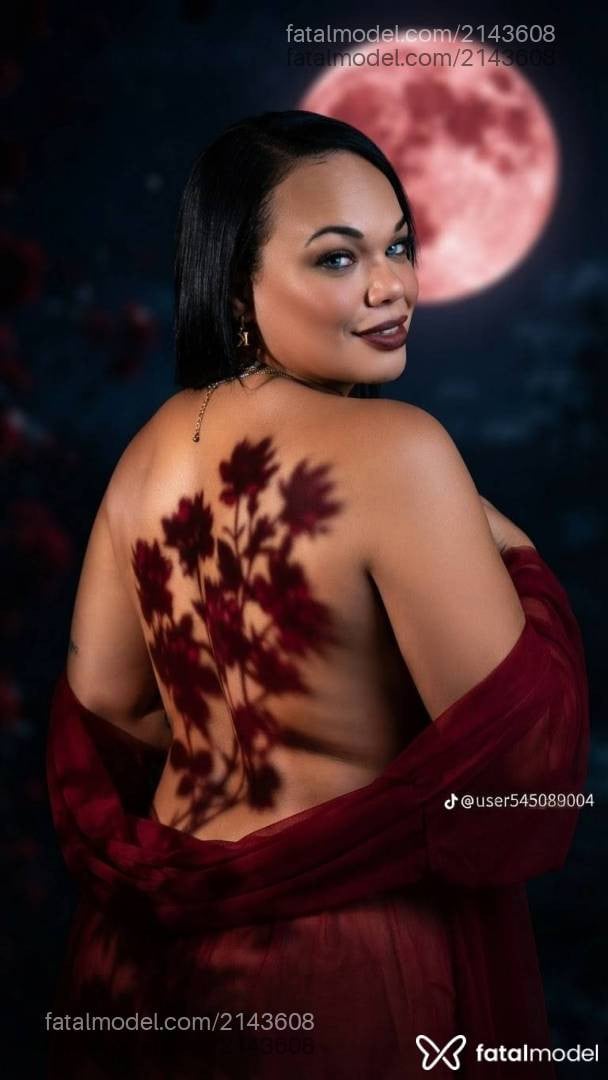 Acompanhante mulher morena (o) de olhos verdes - Karol Santos