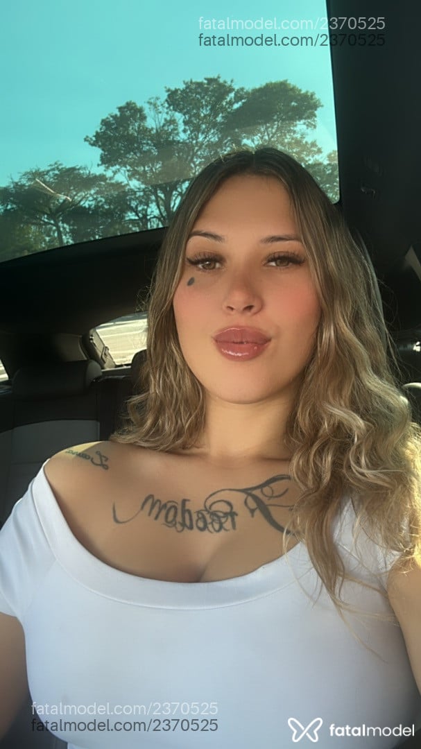 Acompanhante mulher loira (o) de olhos mel - Luumi