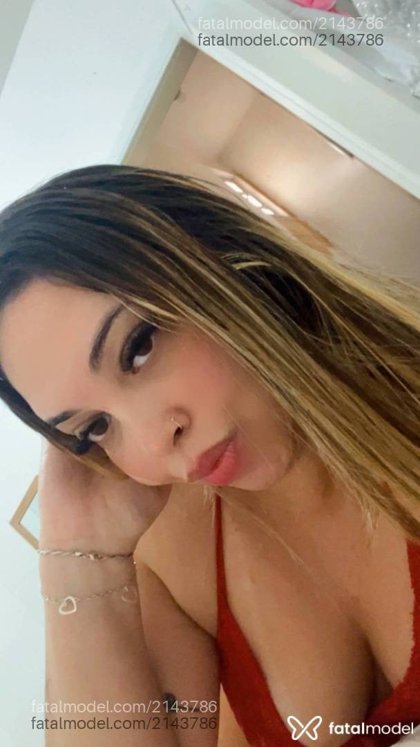 Acompanhante mulher loira (o) de olhos castanhos - Beatriz