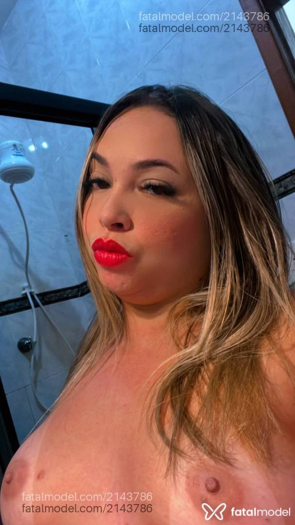 Acompanhante mulher loira (o) de olhos castanhos - Beatriz