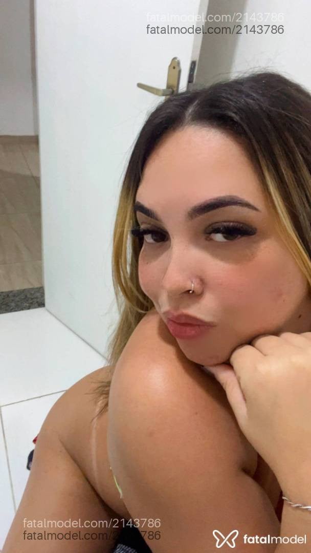 Acompanhante mulher loira (o) de olhos castanhos - Beatriz