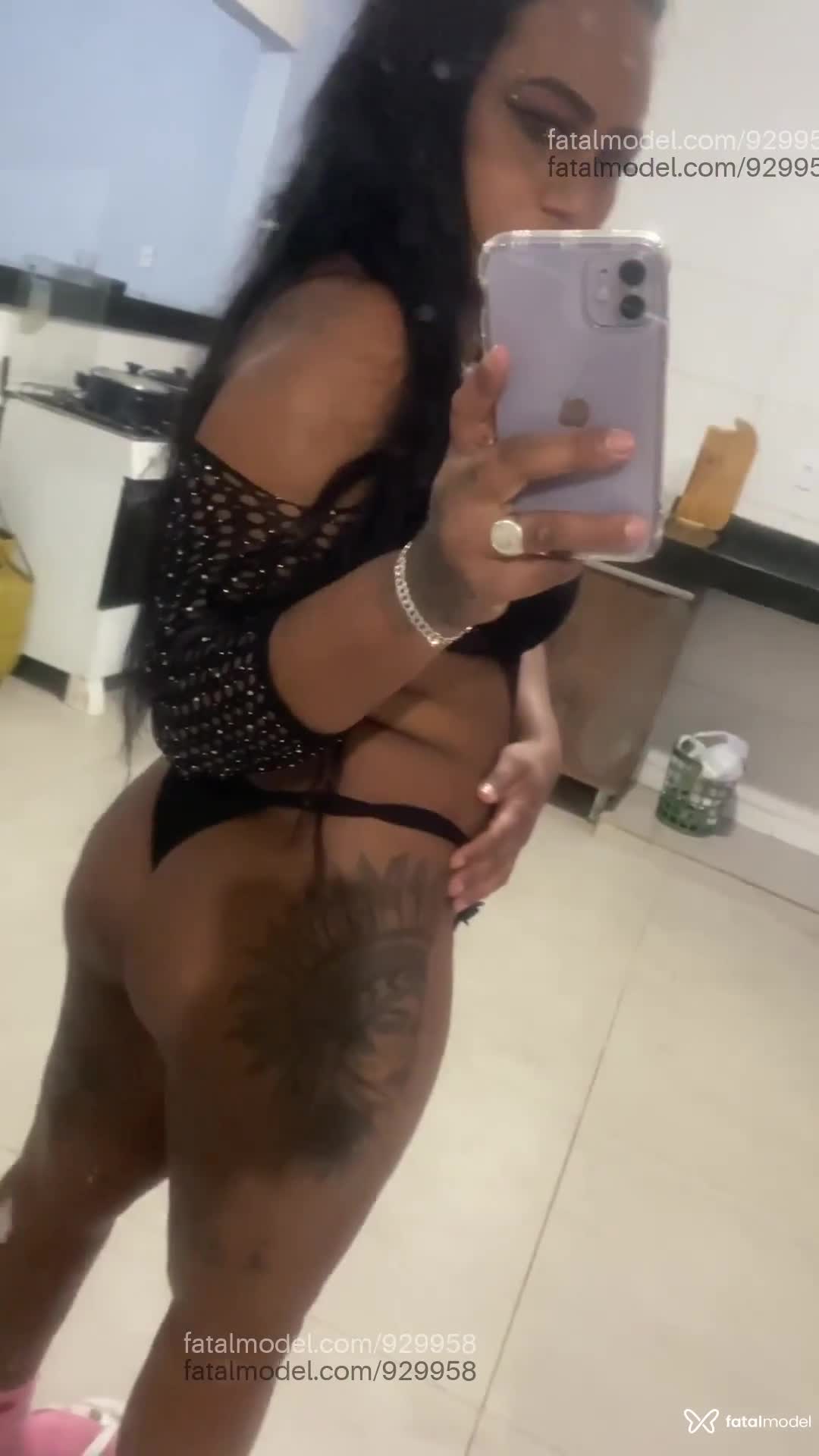 Acompanhante mulher com cabelo castanho de olhos pretos - Roberta
