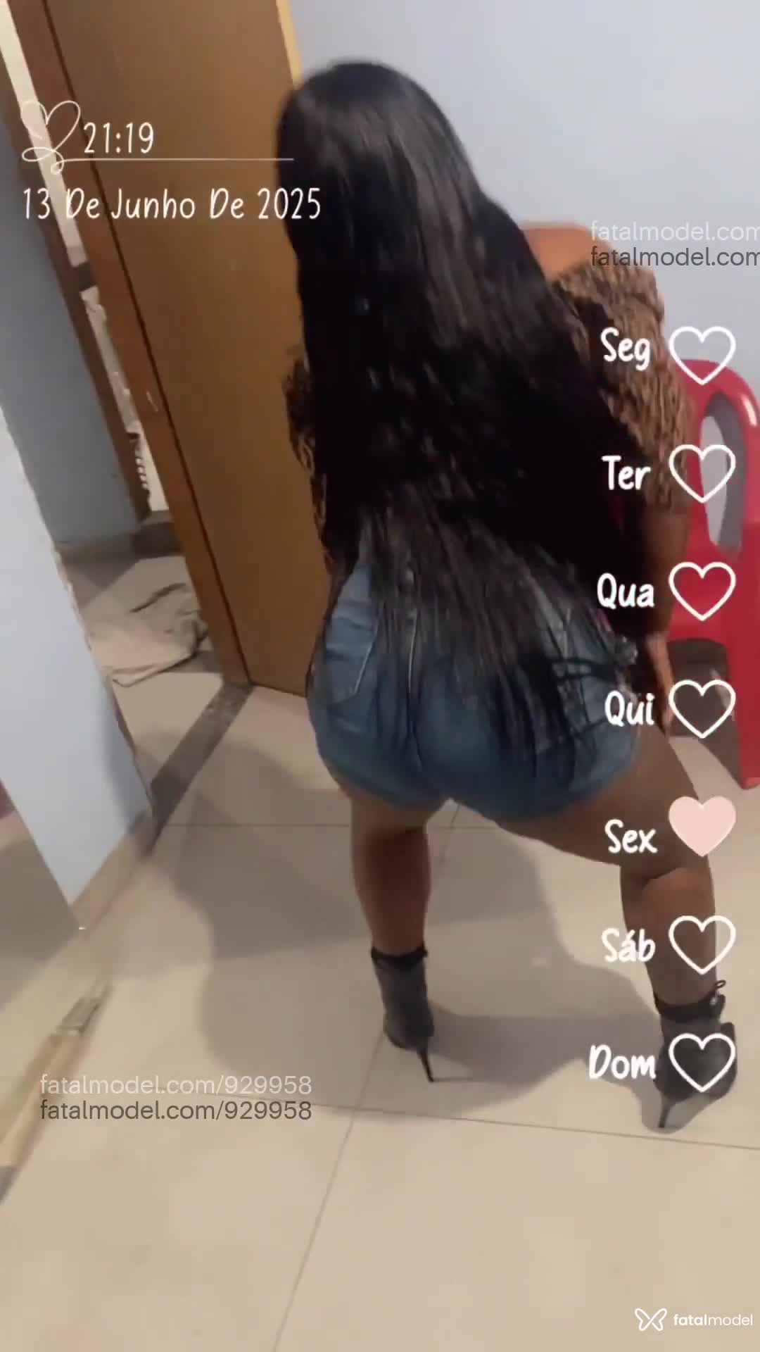 Acompanhante mulher com cabelo castanho de olhos pretos - Roberta