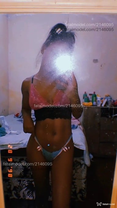 Acompanhante mulher com cabelo castanho de olhos castanhos em Virtual Acompanhante mulher com cabelo castanho de olhos castanhos em Virtual - Preta