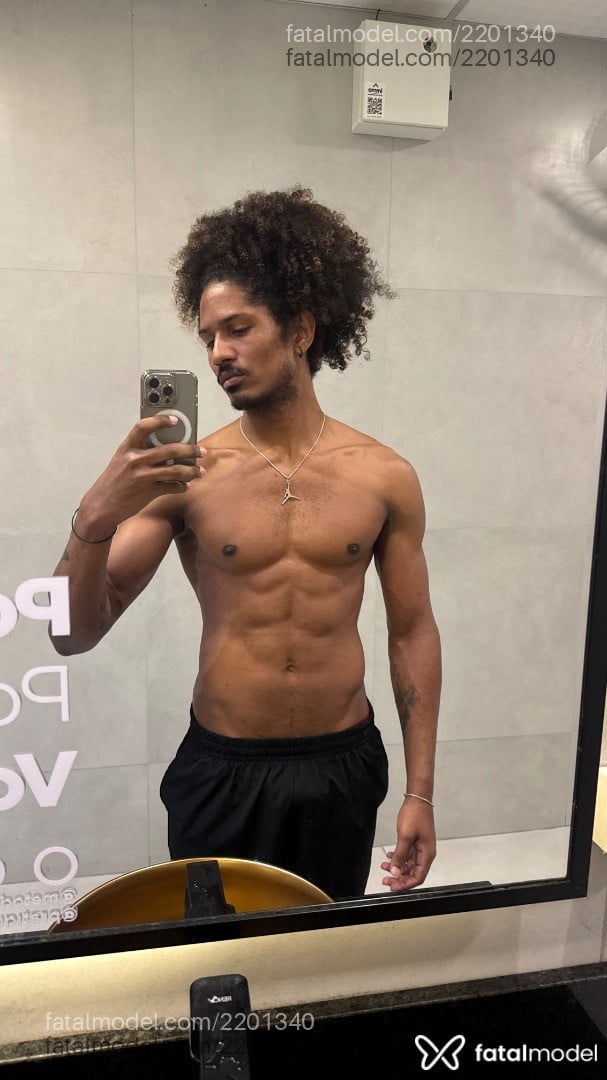 Acompanhante homem com cabelo castanho de olhos castanhos - Souza Acompanhante homem com cabelo castanho de olhos castanhos - Souza