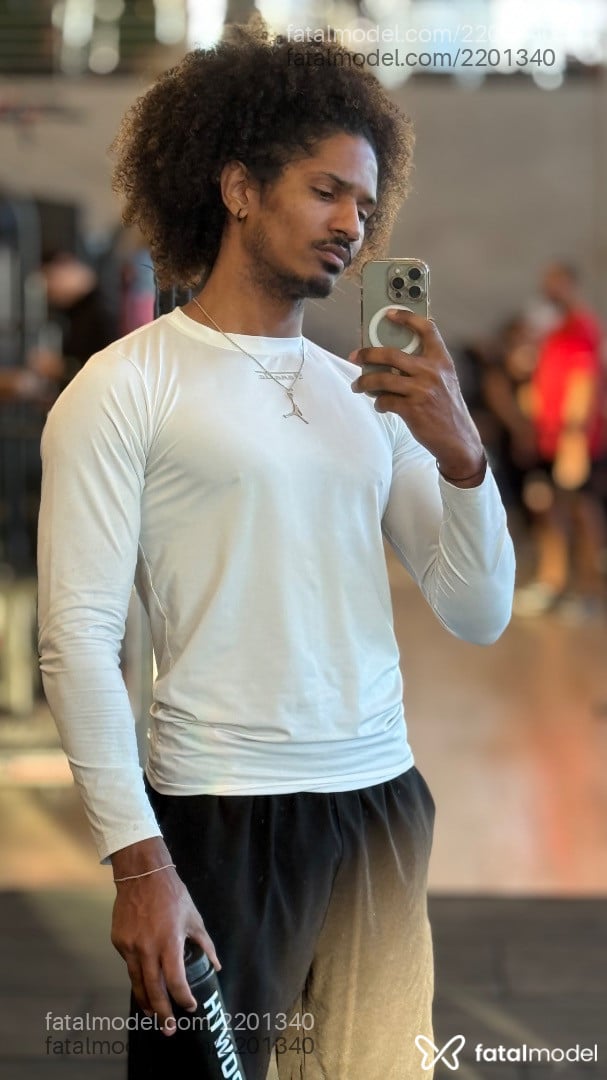 Acompanhante homem com cabelo castanho de olhos castanhos - Souza Acompanhante homem com cabelo castanho de olhos castanhos - Souza