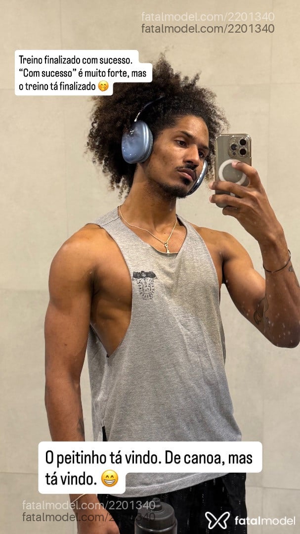 Acompanhante homem com cabelo castanho de olhos castanhos - Souza Acompanhante homem com cabelo castanho de olhos castanhos - Souza