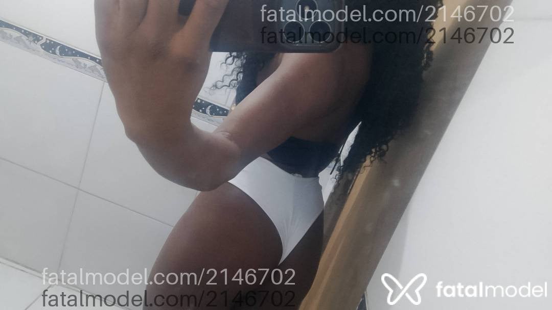 Acompanhante mulher trans morena (o) de olhos pretos - Isabella