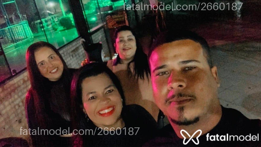 Acompanhante homem com cabelo castanho de olhos castanhos - Azeredo Acompanhante homem com cabelo castanho de olhos castanhos - Azeredo