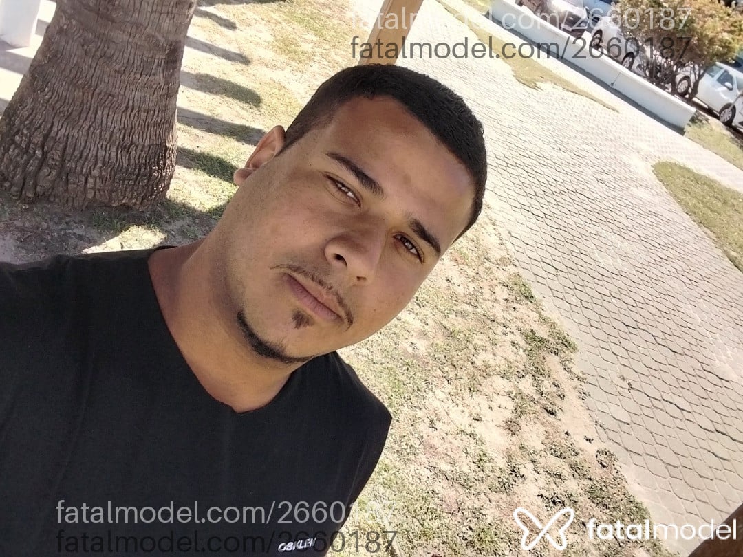 Acompanhante homem com cabelo castanho de olhos castanhos - Azeredo Acompanhante homem com cabelo castanho de olhos castanhos - Azeredo