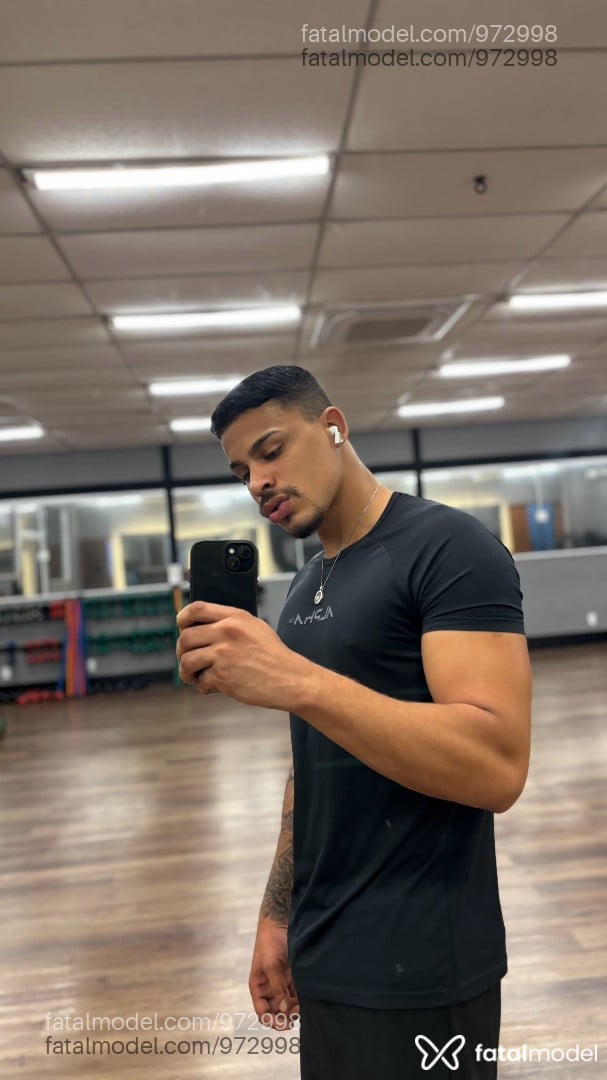 Acompanhante homem com cabelo castanho de olhos castanhos - ícaro Santos Acompanhante homem com cabelo castanho de olhos castanhos - ícaro Santos