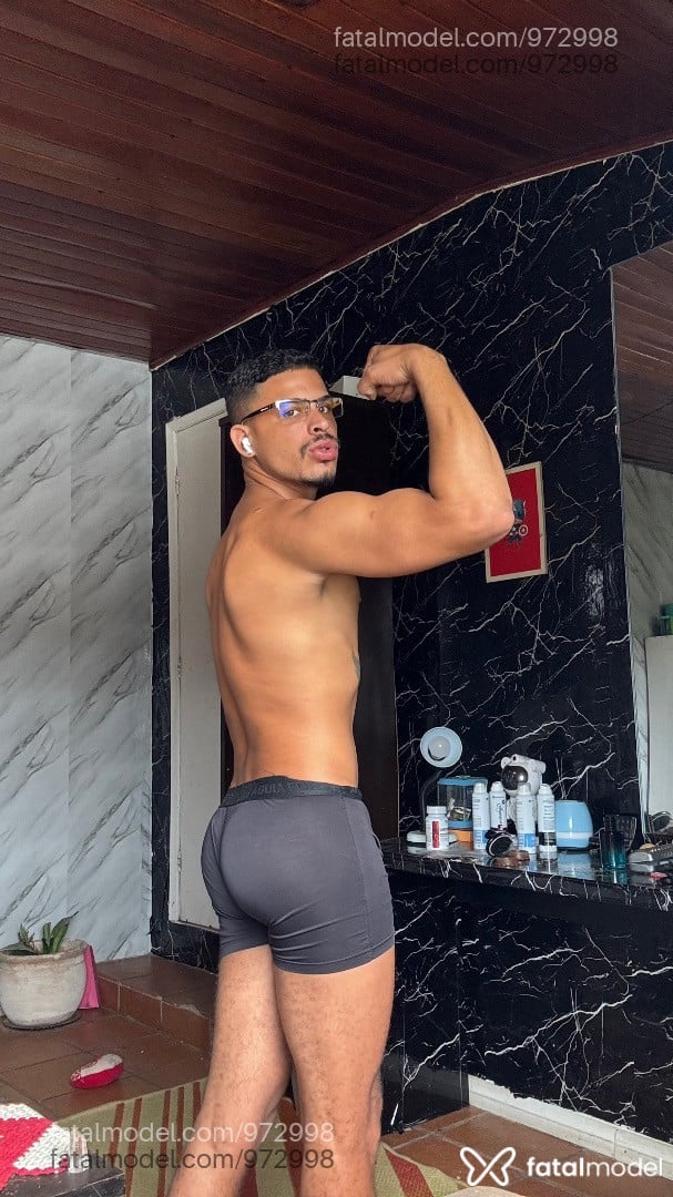 Acompanhante homem com cabelo castanho de olhos castanhos - ícaro Santos Acompanhante homem com cabelo castanho de olhos castanhos - ícaro Santos