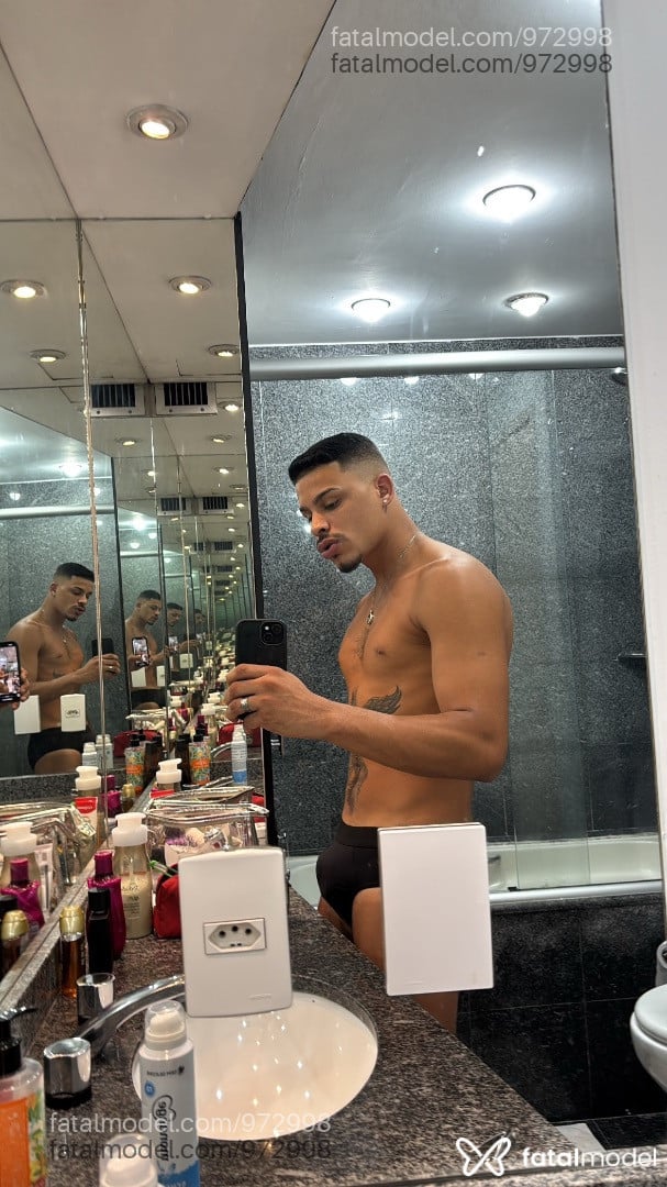 Acompanhante homem com cabelo castanho de olhos castanhos - ícaro Santos Acompanhante homem com cabelo castanho de olhos castanhos - ícaro Santos