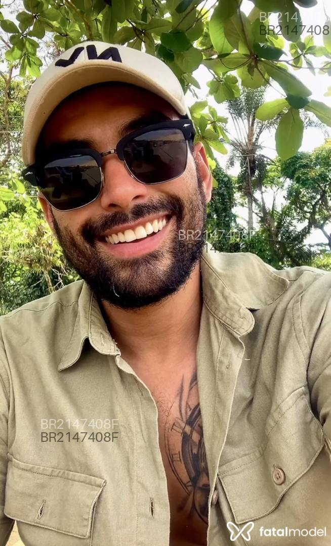 Acompanhante homem com cabelo castanho de olhos castanhos em Virtual - Roberto Alecrim