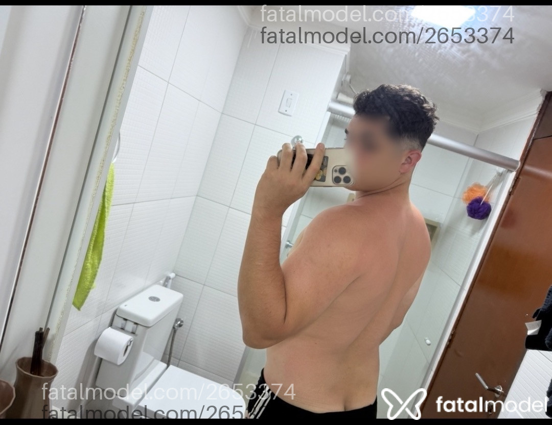 Acompanhante homem com cabelo castanho de olhos castanhos em Virtual Acompanhante homem com cabelo castanho de olhos castanhos em Virtual - Victor
