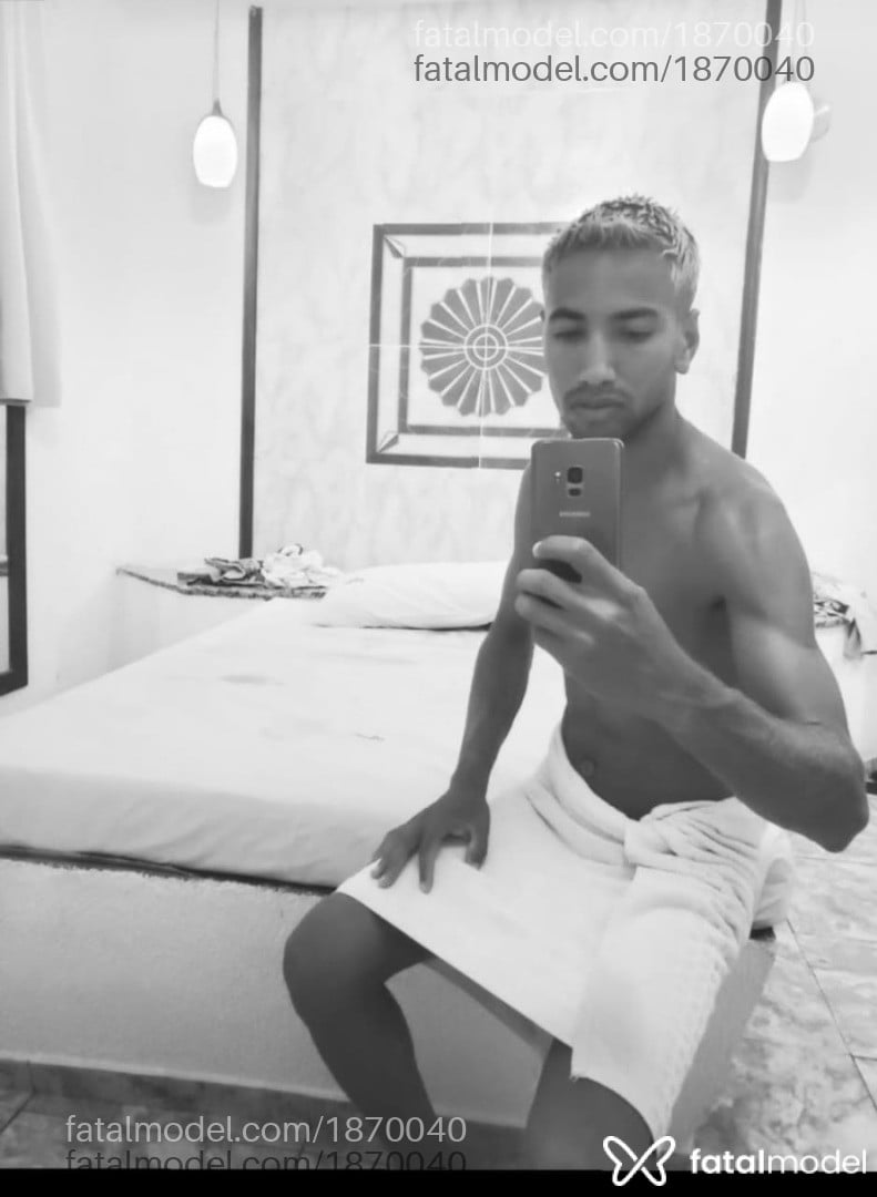 Acompanhante homem com cabelo castanho de olhos mel em Virtual - Martins