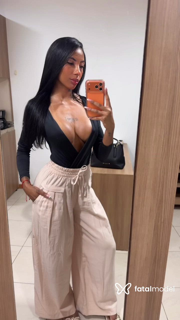 Acompanhante mulher morena (o) de olhos pretos - Lavínia