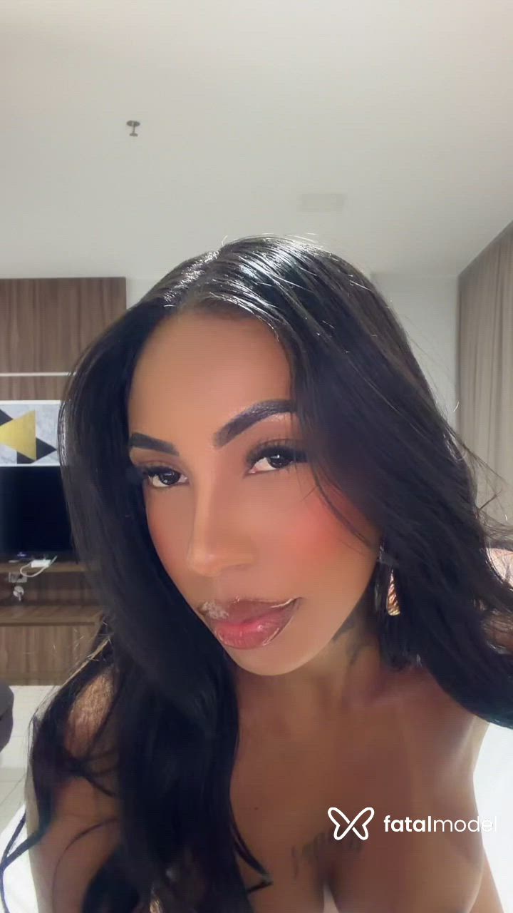 Acompanhante mulher morena (o) de olhos pretos - Lavínia