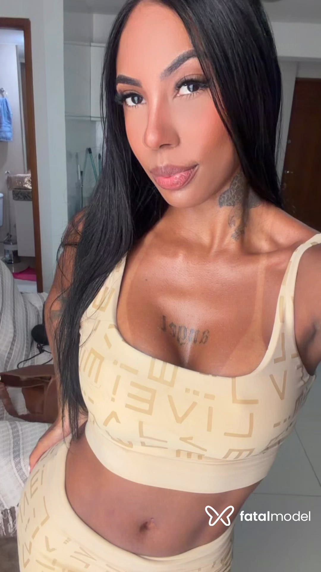 Acompanhante mulher morena (o) de olhos pretos - Lavínia
