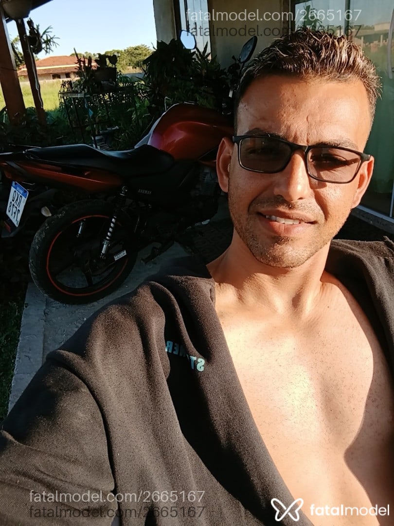 Acompanhante homem com cabelo castanho de olhos castanhos em Rio das Ostras - Nerdzinho