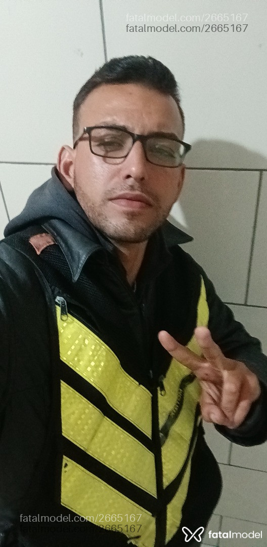 Acompanhante homem com cabelo castanho de olhos castanhos em Rio das Ostras - Nerdzinho