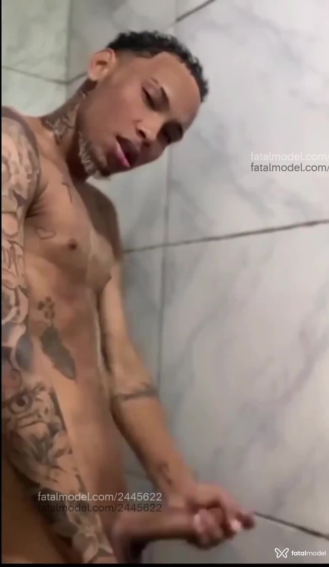 Acompanhante homem com cabelo castanho de olhos pretos - Romario Acompanhante homem com cabelo castanho de olhos pretos - Romario
