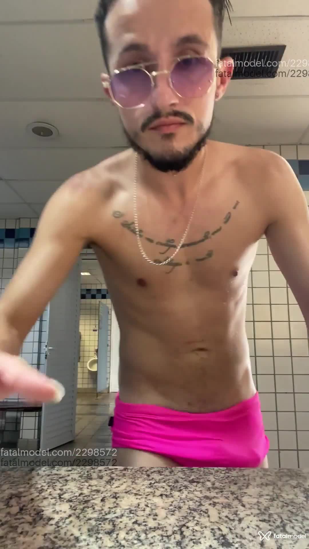 Acompanhante não-binário com cabelo castanho de olhos castanhos em Sorocaba Acompanhante não-binário com cabelo castanho de olhos castanhos em Sorocaba - Eduardo Queiroz