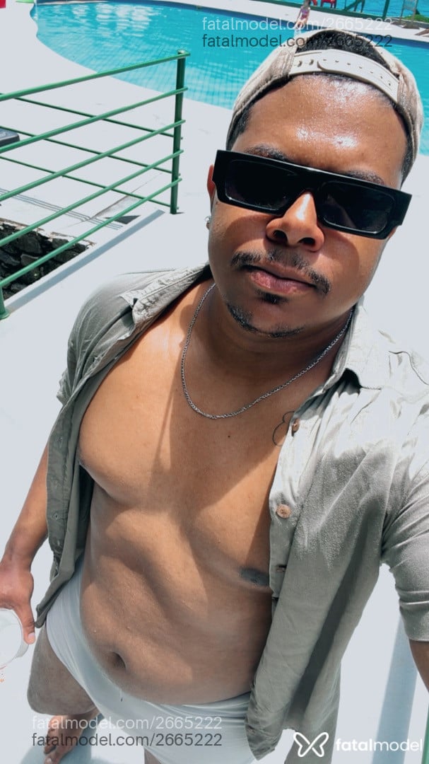 Acompanhante homem com cabelo castanho de olhos pretos em Itajaí - Denzel